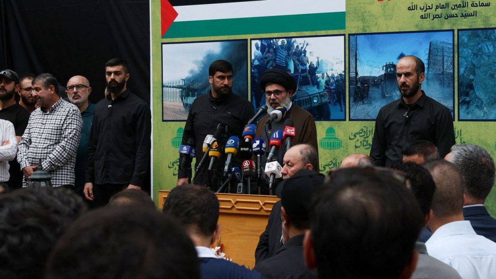 Sayyed Hashem Safieddine, alto cargo de Hezbolá, habla durante una concentración en Beirut el 8 de octubre de 2023 para expresar su solidaridad con los palestinos. (Crédito: Emilie Madi/Reuters)