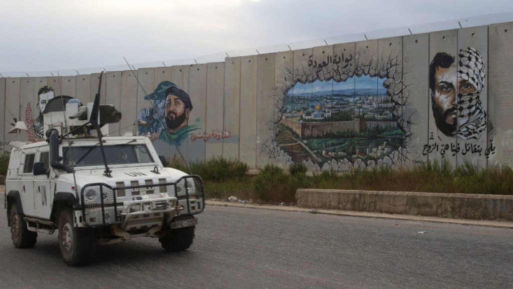 Fuerzas de paz de la ONU patrullan un muro fronterizo con Israel en Kfar Kila, Líbano, el 9 de octubre de 2023.(Crédito: Mahmoud Zayyat/AFP vía Getty Images)
