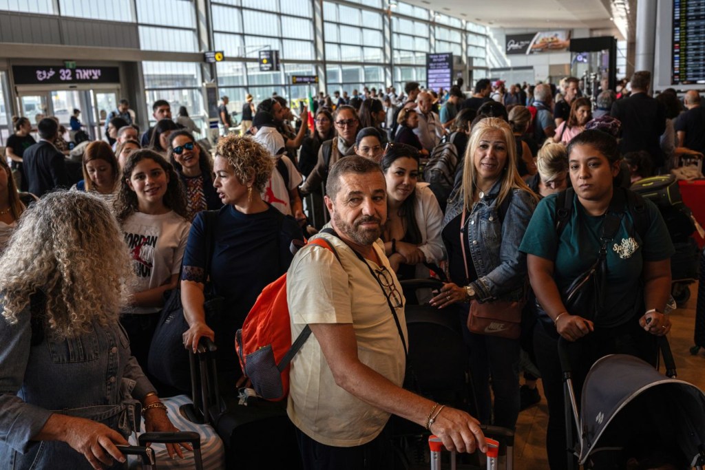 Viajeros varados esperan a que se les reserve un vuelo en el aeropuerto internacional Ben Gurion, a las afueras de Tel Aviv, el 10 de octubre. (Crédito: Tamir Kalifa/The New York Times/Redux)