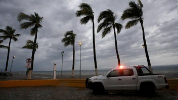 El hurácan Lidia muestra su temible fuerza en Puerto Vallarta como categoría 4