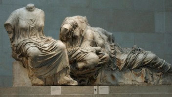 Un nuevo estudio revela que las esculturas del Partenón, que se creía que eran blancas, estaban pintadas con elaborados dibujos y diseños. (Matthew Fearn/AP)