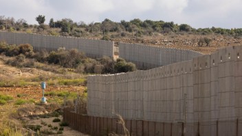 Muro fronterizo entre Líbano e Israel fotografiado el 12 de octubre de 2023 en Dhayra, Líbano. (Crédito: Daniel Carde/Getty Images)