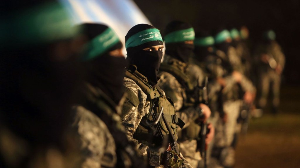 Miembros de las Brigadas Ezzedine al-Qassam, brazo armado del movimiento extremista Hamas, vistos en una reunión el 31 de enero de 2016.(Crédito: Mahmud Hams/AFP/Getty Images)