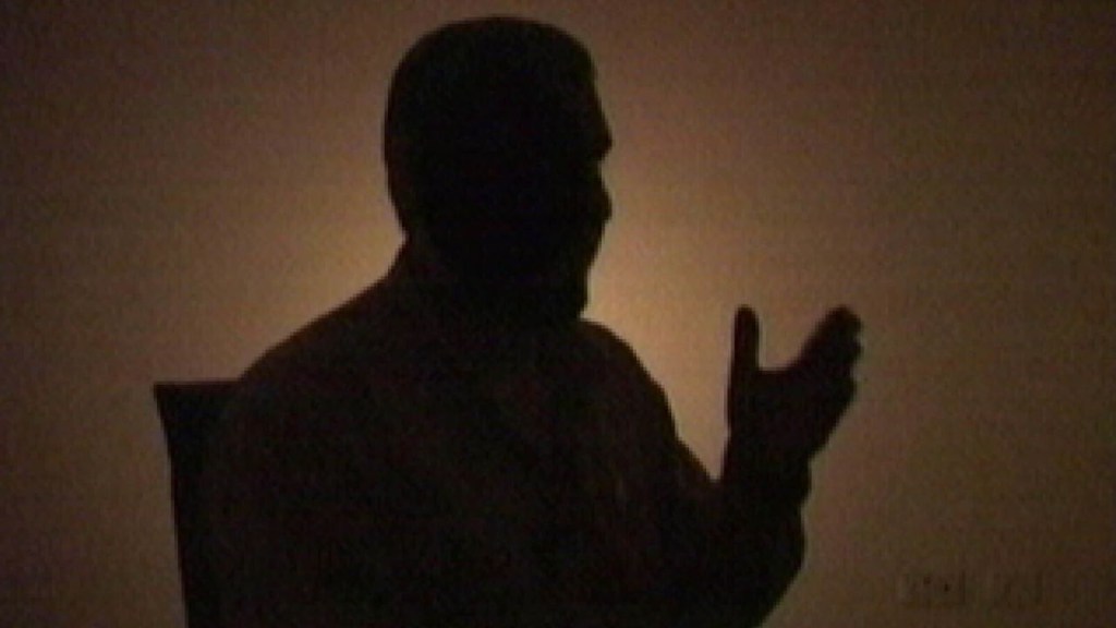 Un hombre identificado como el fabricante de bombas fugitivo Mohammed Deif aparece en un video difundido por Hamas el 26 de agosto de 2005. (Crédito: APTN/AP)