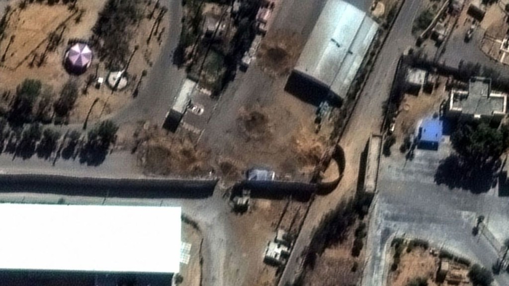 Una foto de satélite facilitada por MAXAR Technologies muestra cuatro cráteres de 9 metros que bloquean la calzada en el paso fronterizo de Rafah más cercano a la puerta egipcia. (Crédito: Maxar Technologies)