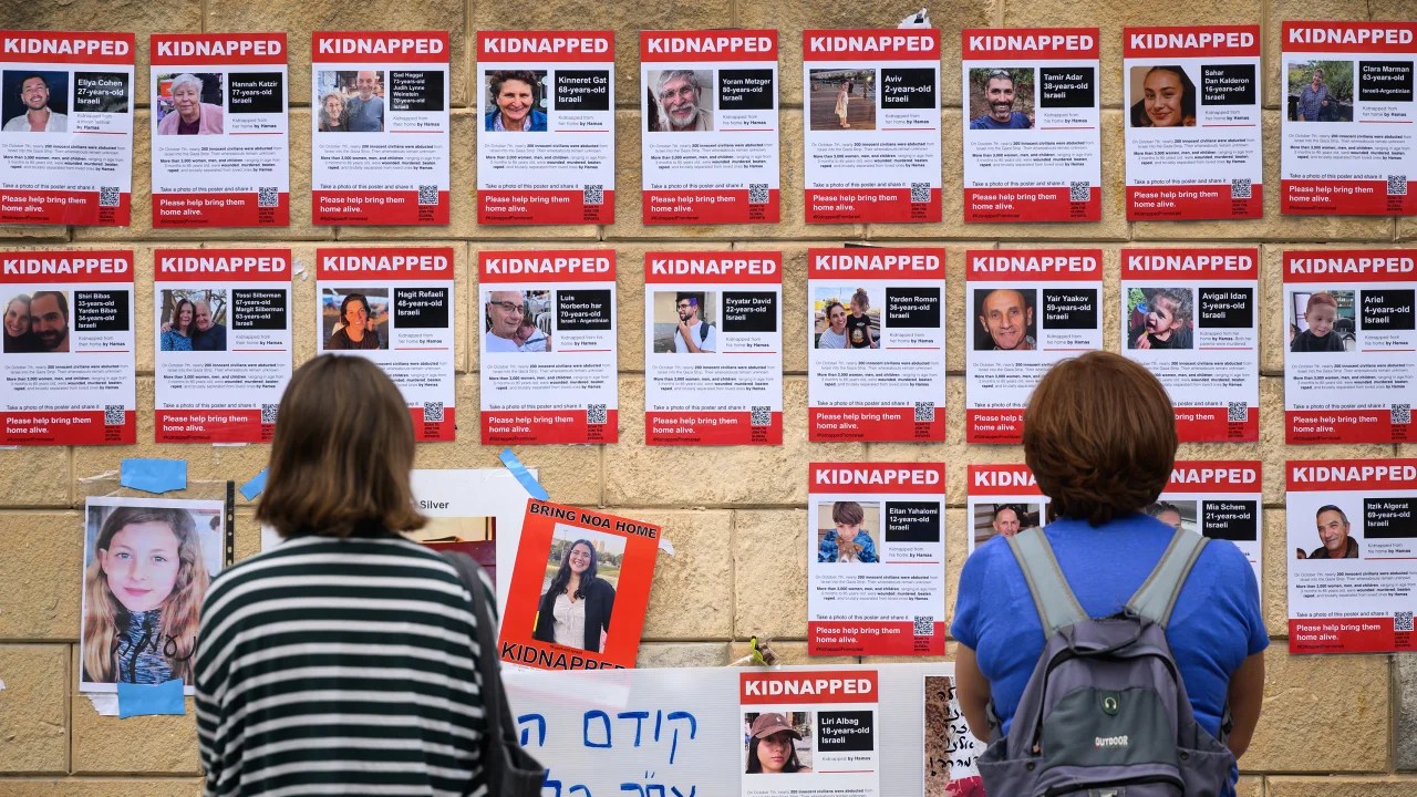Fotografías de algunas de las personas tomadas como rehenes por Hamas se ven en carteles el 18 de octubre en Tel Aviv, Israel. León Neal/Getty Images