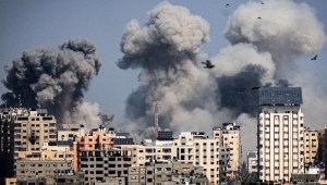 Buscan a víctimas tras bombardeo a iglesia en Gaza