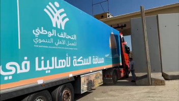El momento en que los camiones de ayuda entran en Gaza
