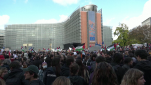 Partidarios palestinos protestan frente a la sede de la Unión Europea