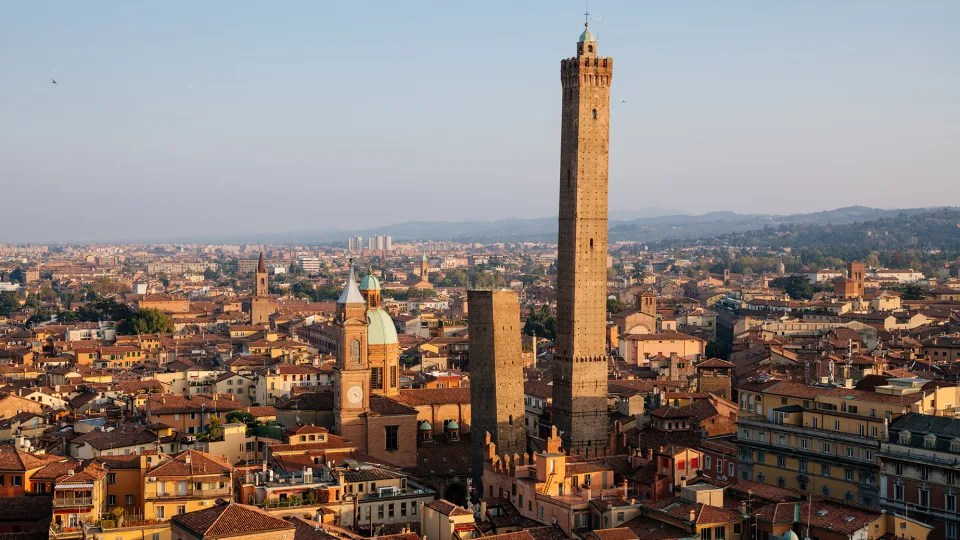 Una “torre pendente” a Bologna, in Italia, è stata chiusa per paura di crollo