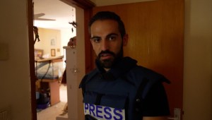 Un reportero de CNN visita una casa tras ser atacada por Hamas