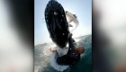 Deportista de windsurf es arrastrado bajo el mar por una ballena