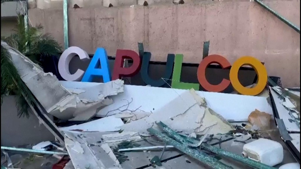 El huracán Otis dejó destrozado el cartel de bienvenida a Acapulco
