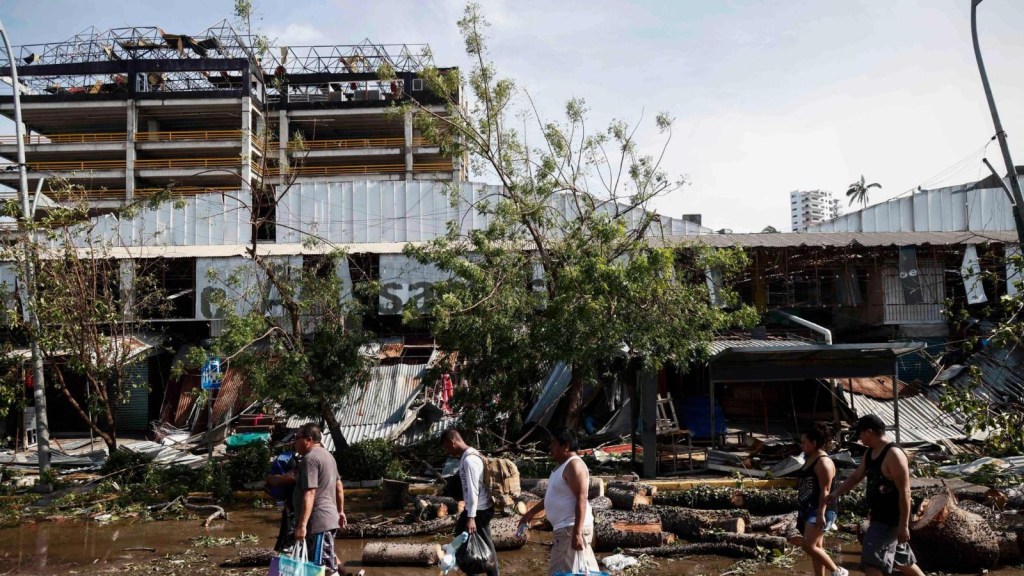 "No tenemos comida ni agua", el clamor de un sobreviviente del huracán Otis