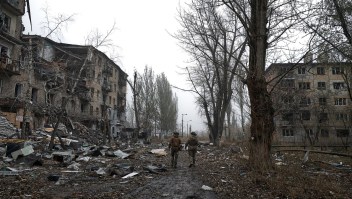 Dos soldados ucranianos caminan por la ciudad destruida en medio de la niebla el jueves en Avdiivka, Ucrania. Los combates se han intensificado en los últimos días después de que Rusia lanzara una gran ofensiva aquí a principios de este mes.