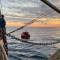 El barco del buen samaritano acercándose a la balsa salvavidas en la mañana del 26 de octubre de 2023. (USCGPacificNorthwest/X)