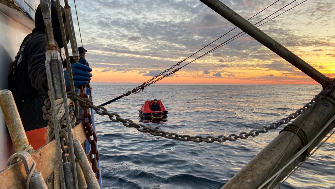 El barco del buen samaritano acercándose a la balsa salvavidas en la mañana del 26 de octubre de 2023. (USCGPacificNorthwest/X)