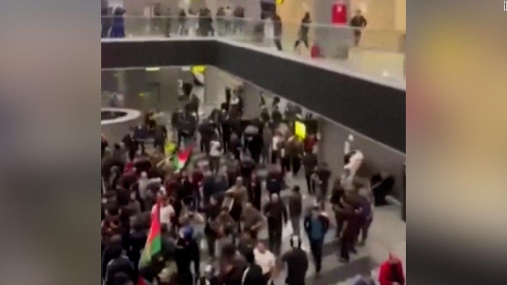 Multitud irrumpe en un aeropuerto ruso cuando aterriza el vuelo de Tel Aviv