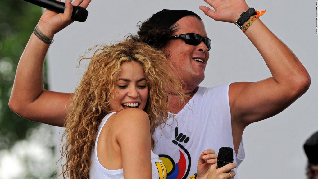 Shakira cambia letra de "La Bicicleta" durante sorpresa a Carlos Vives