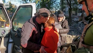 Piden a familias ucranianas evacuar ante recrudecimiento de ataques rusos