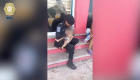 Mujer policía amamanta a un bebé en Acapulco que no había sido alimentado en dos días