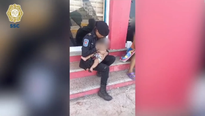 Mujer policía amamanta a un bebé en Acapulco que no había sido alimentado en dos días