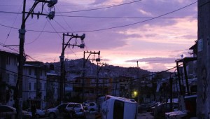 Acapulco: falta de luz no deja velar a muertos por Otis
