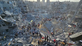 Las secuelas de la explosión del martes en el campo de refugiados de Jabalya. (Anas al-Shareef/Reuters)