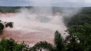Mira la furia de las cataratas del Iguazú: el nivel del agua es casi 16 veces mayor de lo usual
