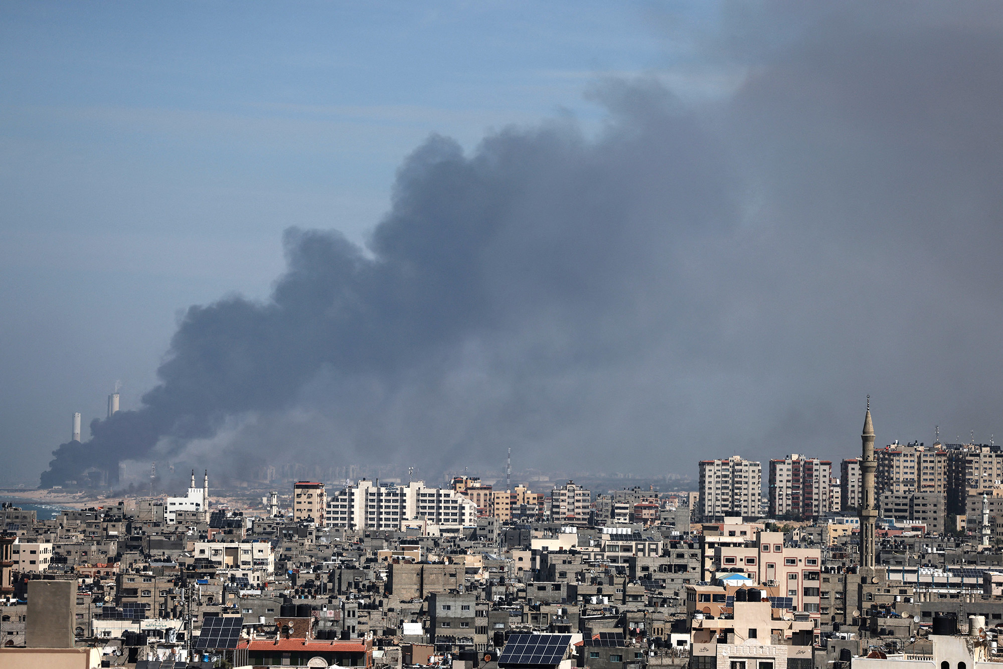 Humo sobre la ciudad de Gaza, el 7 de octubre de 2023 (Crédito: MOHAMMED ABED/AFP via Getty Images)
