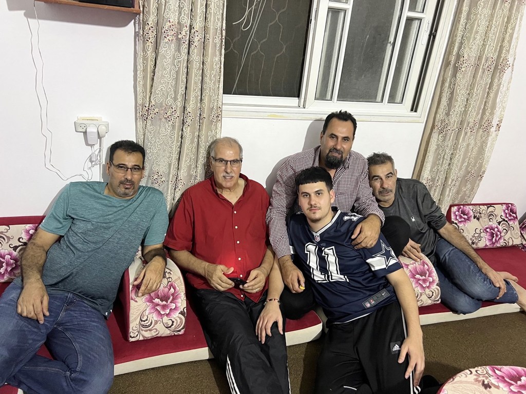 Cuatro hermanos, Hesham, Jamal, Esam, Nezam, de izquierda a derecha, y Ameer, el hijo de 20 años de Esam, en el centro. (Cortesía de Haifa Kaoud)
