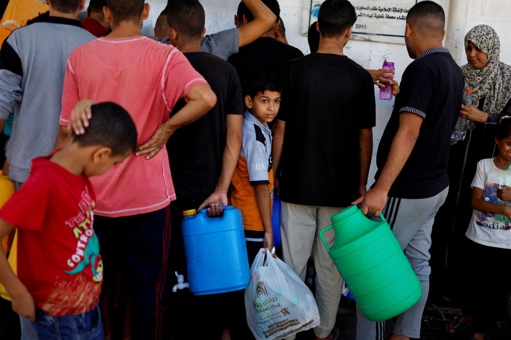 Varias personas se reúnen para recoger agua en Khan Younis, Gaza, el 15 de octubre. (Crédito: Mohammed Salem/Reuters)