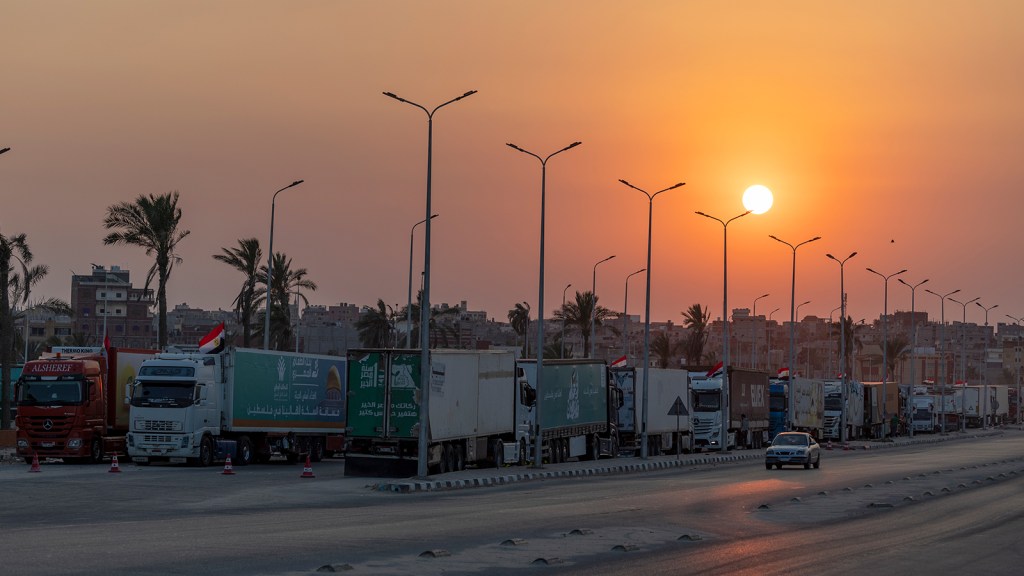 Se ven camiones de convoyes de ayuda cargados con suministros esperando a que se abra la frontera entre Gaza y Egipto, en El-Arish, Egipto, el 15 de octubre. (Crédito: Mahmoud Khaled/Getty Images)