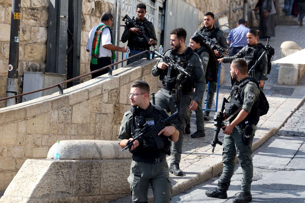 La policía fronteriza israelí observa a los fieles musulmanes que llegan a la Puerta de los Leones para dirigirse al recinto de la mezquita de Al-Aqsa para la oración del mediodía, el 27 de octubre. (Ahmad Gharabli/AFP/Getty Images)