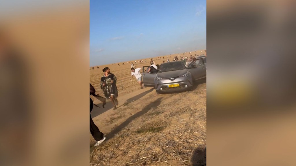 Gente corre por un campo vacío lejos de los disparos en un festival de música cerca de la frontera entre Gaza e Israel, el sábado 7 de octubre. (De Instagram)
