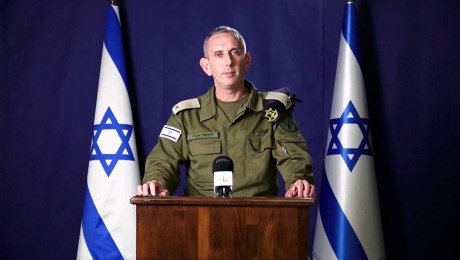 El contralmirante Daniel Hagari, portavoz de las Fuerzas de Defensa de Israel (FDI), informa a periodistas este lunes 16 de octubre. (Créditos: Ejército israelí vía Reuters)