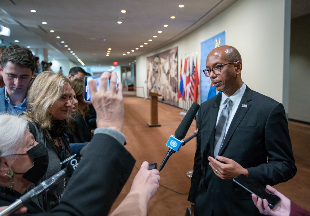 El embajador adjunto de EE.UU. ante la ONU, Robert Wood, habla con los periodistas antes de una reunión del Consejo de Seguridad de las Naciones Unidas el domingo 8 de octubre. (Crédito: Eduardo Muñoz Álvarez/Getty Images)