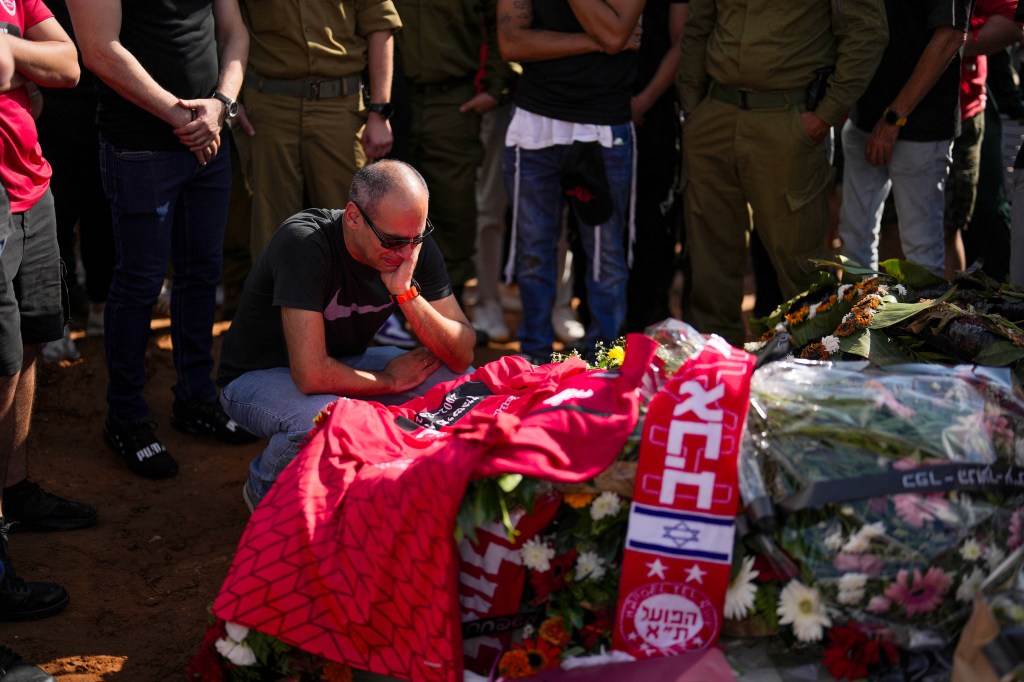 Un hombre llora durante el funeral de Ben Fishman en Kfar Saba, cerca de Tel Aviv, Israel, el domingo 15 de octubre. (Crédito: Francisco Seco/AP)