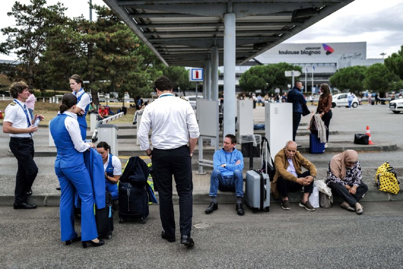 Enam bandara Prancis dan Istana Versailles dievakuasi karena alasan keamanan