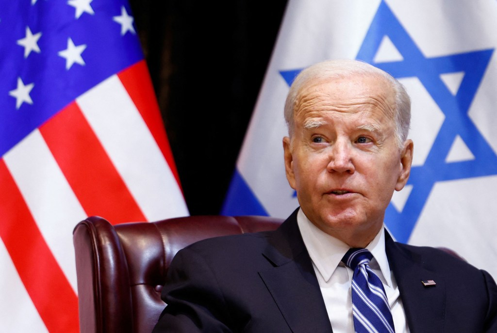 El presidente Joe Biden habla durante una reunión con el primer ministro de Israel Benjamin Netanyahu y el gabinete de guerra israelí en Tel Aviv, Israel, el miércoles. Evelyn Hockstein/Reuters