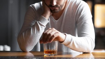 La decisión de abstenerse de consumir alcohol por un periodo indefinido puede resultar difícil para algunos, pero 'octubre sobrio' puede ser un método para tomar un descanso de la bebida. (Crédito: fizkes/iStockphoto/Getty Images)
