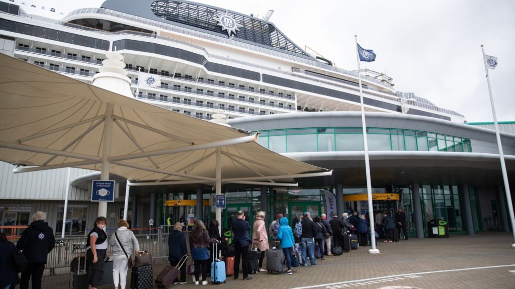 Los pasajeros hacen fila para abordar el MSC Virtuosa mientras se prepara para partir del puerto de Southampton, Inglaterra. No esperes que el barco aguarde por ti si llegas tarde. (Crédito: Andrew Matthews/PA Images/Getty Images)