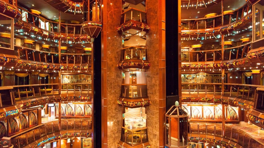 Los ascensores pueden llenarse en los barcos. No entres en un ascensor mientras otros usuarios intentan salir. (Crédito: Ramuñas Bruzas/Alamy Stock Photo)