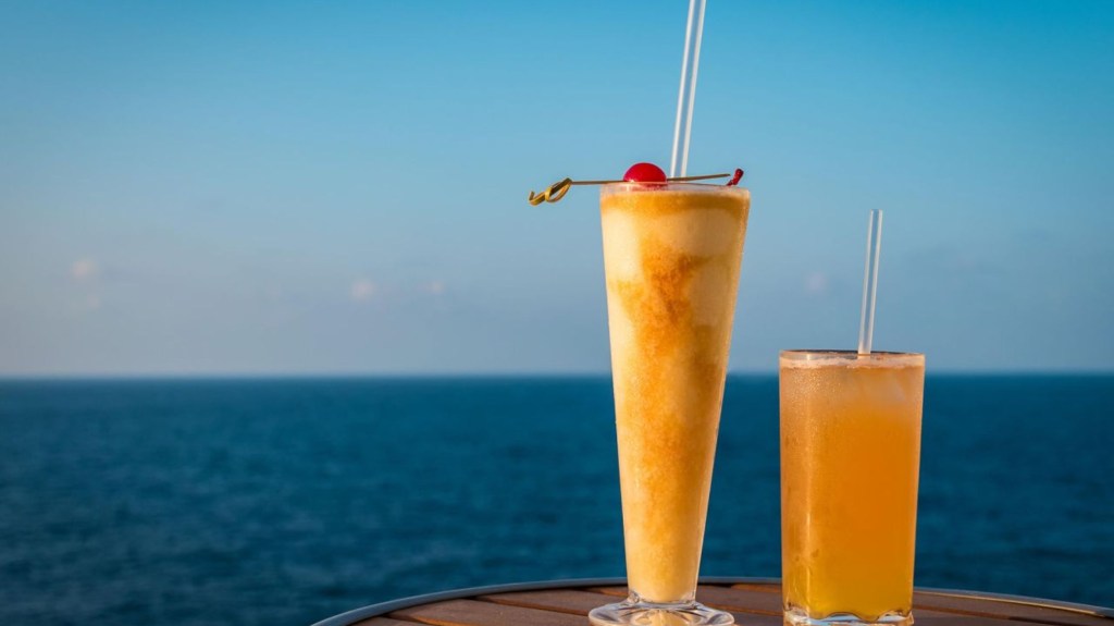 Nadie te va a negar un par de bebidas relajantes en el mar. Pero un pasajero ebrio suele ser un pasajero desagradable. (Crédito: NAPA/Alamy Stock Photo)