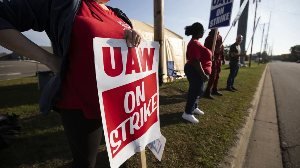 Miembros del sindicato United Auto Workers hacen huelga frente a una instalación de General Motors en Lansing, Michigan, el 23 de septiembre. (Crédito: Bill Pugliano/Getty Images)
