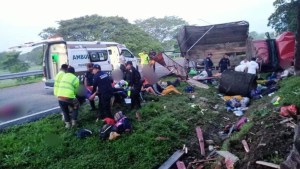 El accidente de este domingo en Chiapas, estado al sur de México, involucró a 27 migrantes, todos de nacionalidad cubana. (Crédito: Protección Civil/Instituto Nacional de Migración)