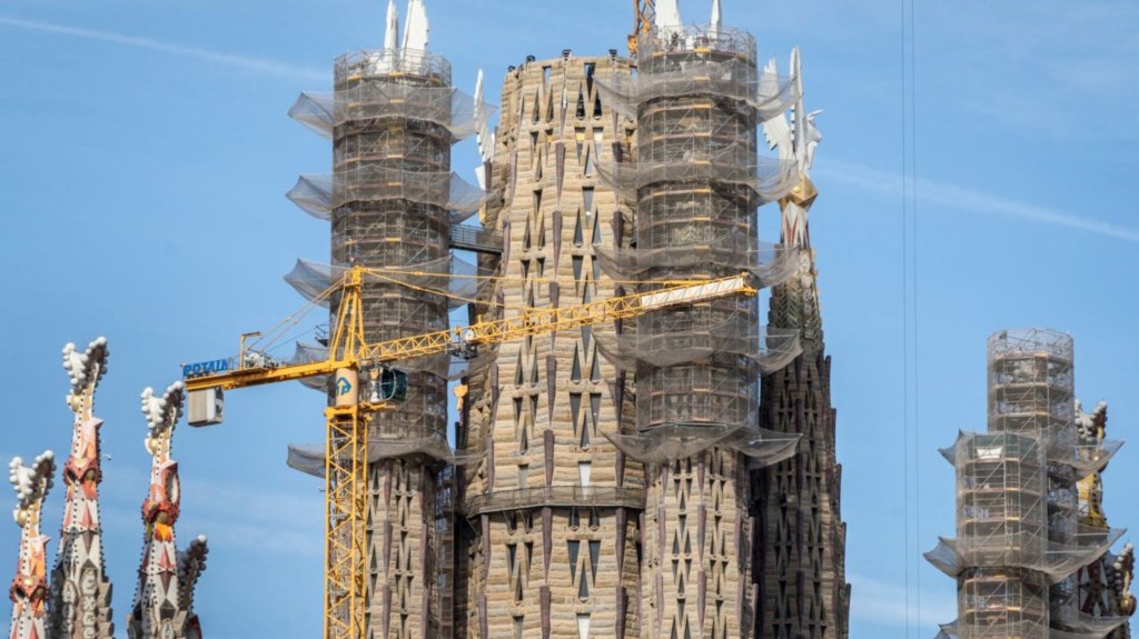 "¡Las cuatro torres de los Evangelistas están terminadas!", anunció la iglesia con esta imagen en Facebook el viernes. (Crédito: Basílica de la Sagrada Familia/Facebook)