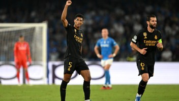 Jude Bellingham celebra el segundo gol del Real Madrid en su partido de Champions League frente al Napoli, encuentro que finalizó 3-2 a favor de los merengues. (Foto: Francesco Pecoraro/Getty Images)