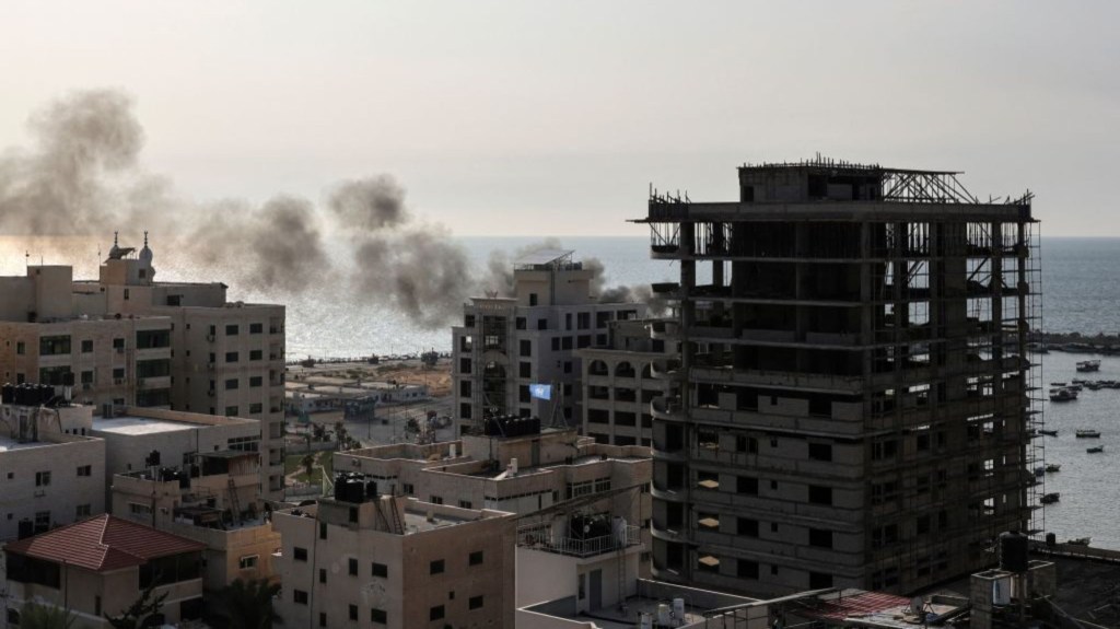 Una columna de humo se eleva sobre el puerto de la Franja de Gaza después de un ataque aéreo israelí, el 8 de octubre de 2023. (Foto: MOHAMMED ABED/AFP vía Getty Images)