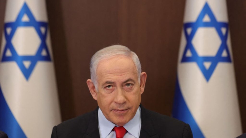 El primer ministro de Israel, Benjamin Netanyahu, asiste a la reunión semanal del gabinete en su oficina en Jerusalén el 27 de septiembre de 2023. (Foto: ABIR SULTAN/POOL/AFP vía Getty Images)